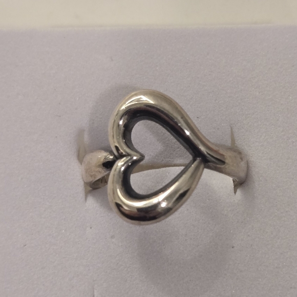 Elegant Silver Heart Ring - Picture 2 of 6